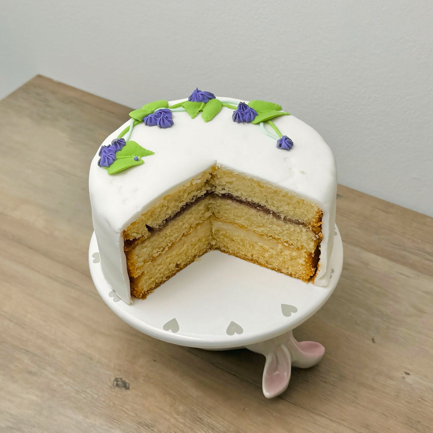 Adorable Easter Bunny Cake Stand – 6-Inch Ceramic Rabbit Cake Display